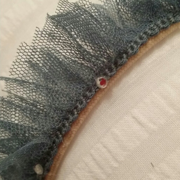 YAYA Grey tulle fringe headband (handmade) - Picture 2 of 3