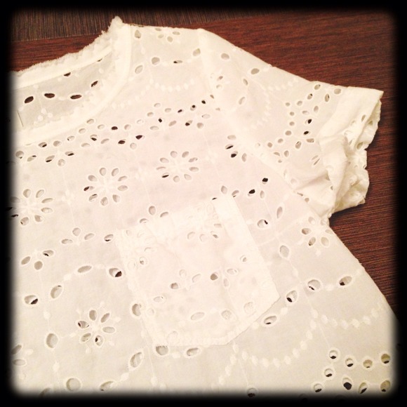 🚫SOLD in bundle🚫White eyelet top A&F - Picture 3 of 4