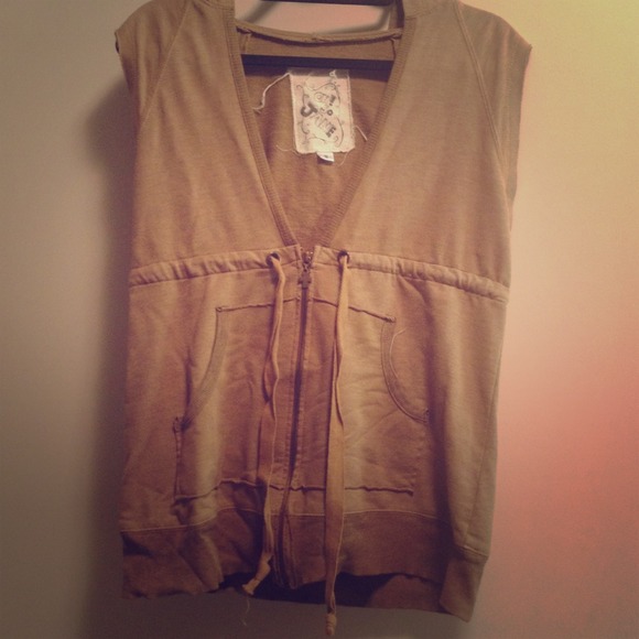Sleeveless zipper hoodie with cross detail