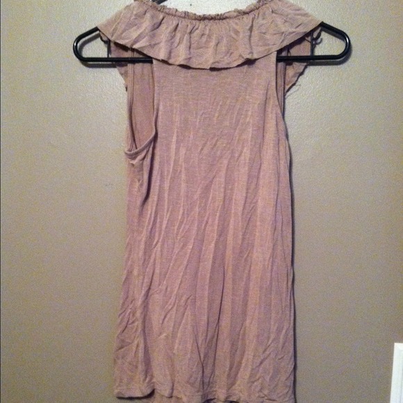 Ruffled front tank top! 👍💕 - Picture 3 of 3