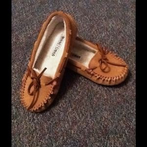MINNE TONKA MOCCASINS