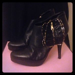 Juicy Couture Izzie black booties