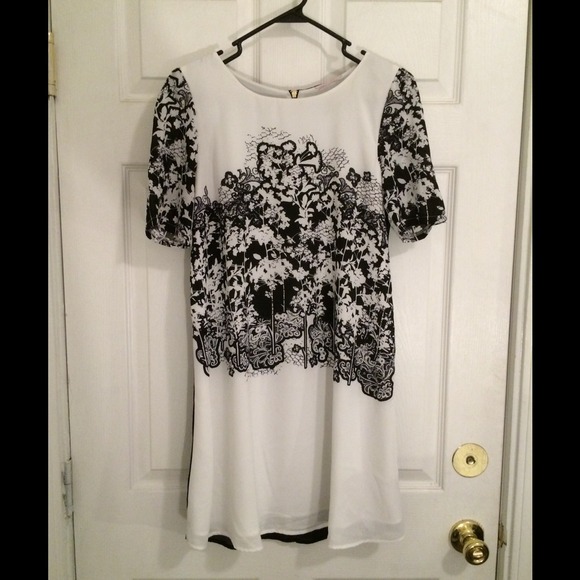 Black & white short sleeve shift dress