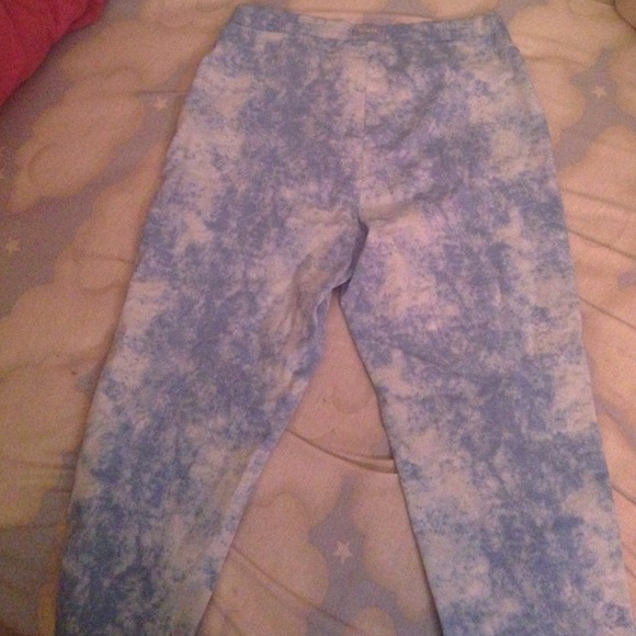 High-Waisted Tie Dye Blue and White Capris - Picture 2 of 2
