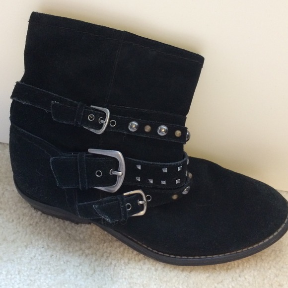 Gently used fashion boots!! - Picture 1 of 4