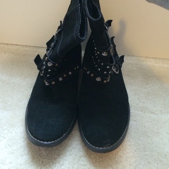 Gently used fashion boots!! - Picture 3 of 4