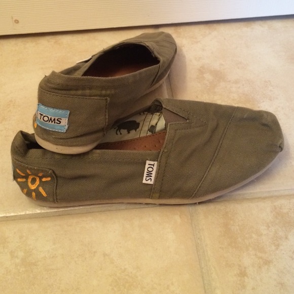 ❌SOLD❌TOMS Classic Army Green