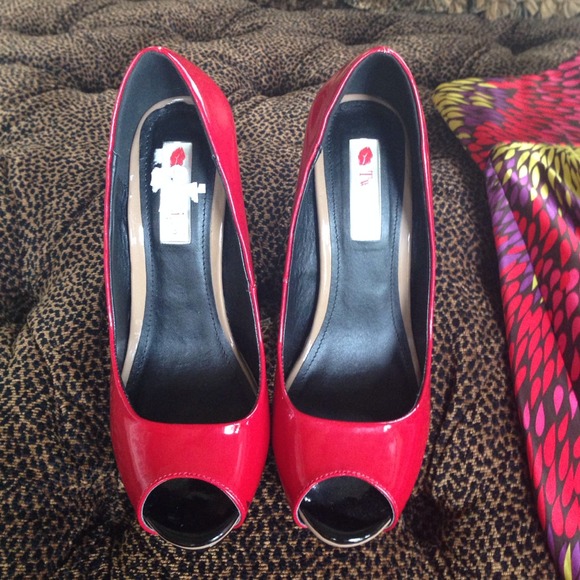 πHost PickπSky High Two Lips Stilettos - Picture 3 of 4