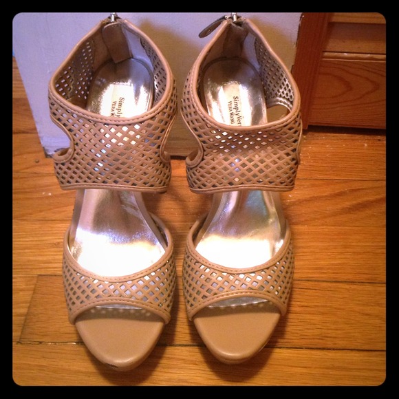 MAKE AN OFFER! Vera Wang heels NEEDS TO GO!