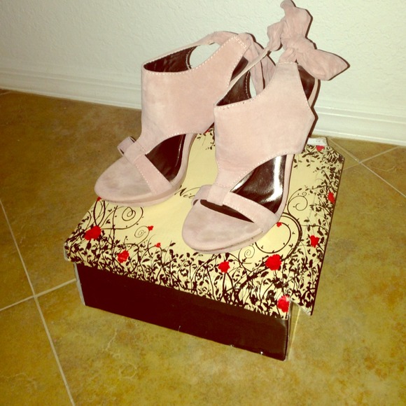 Light pink bow heels