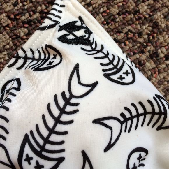 🚫SOLD🚫Billabong dori fish bones bikini top! - Picture 3 of 4