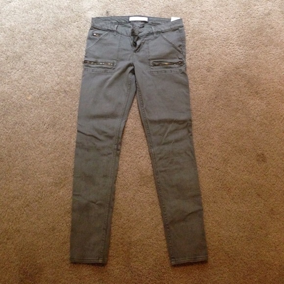 Camo pants with zipper details