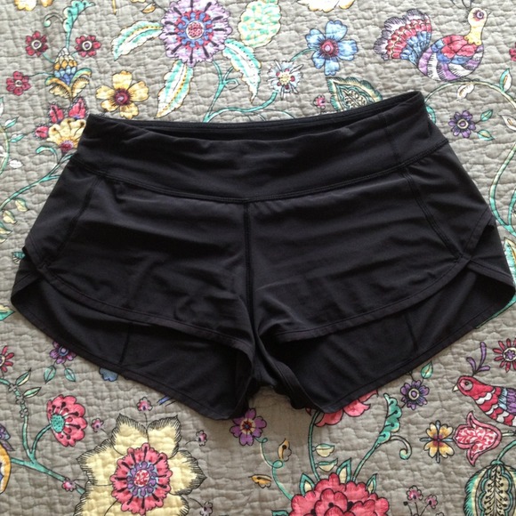 SOLD!!!Lulu speed shorts blk size 6