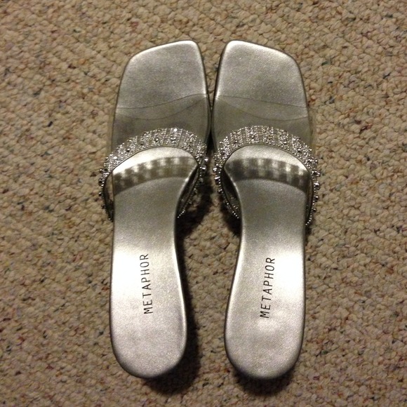 Silver shoes with man made material crystal