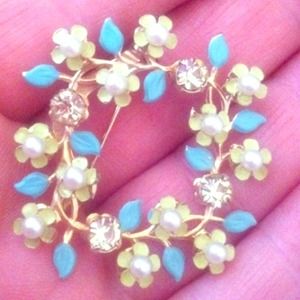 Crystal floral wreath pin/brooch
