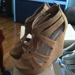 Camel color top moda summer wedges!