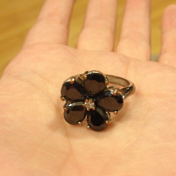 Black flower ring - Picture 2 of 2