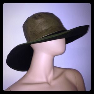 Floppy hat with large brim