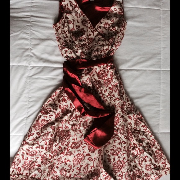 SOLD🌺🌸 Floral Summer Dress NWT. - Picture 3 of 4