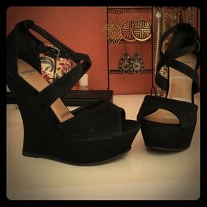 Black wedges