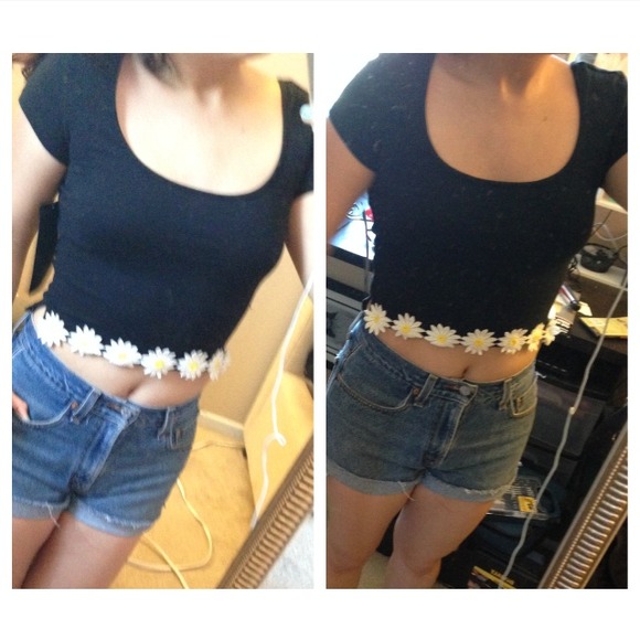 🚫SOLD IN BUNDLE Daisy Crop Top - Picture 3 of 3