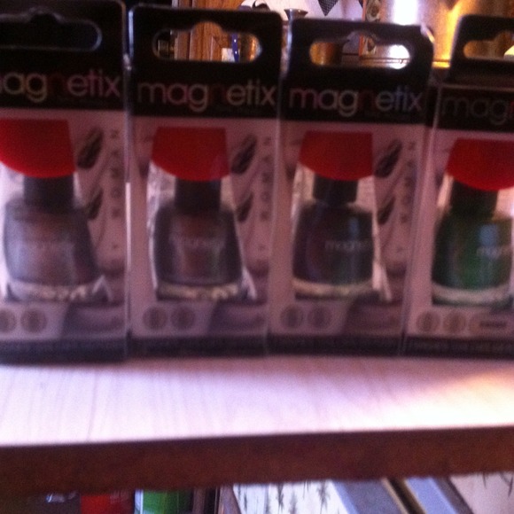 Magnetic designed nail polish!