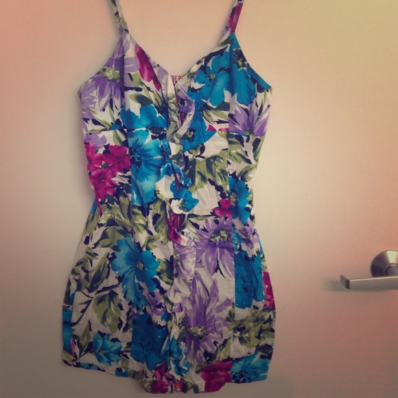 Floral fitted dress.