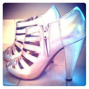 Steve Madden metallic heels!