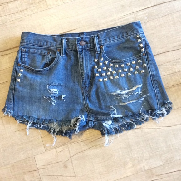 SOLD⬇️REDUCED💗 Cutoff jean shorts Levi's 🎀 - Picture 2 of 4
