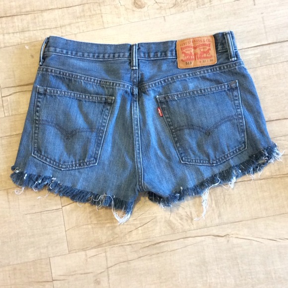 SOLD⬇️REDUCED💗 Cutoff jean shorts Levi's 🎀 - Picture 3 of 4