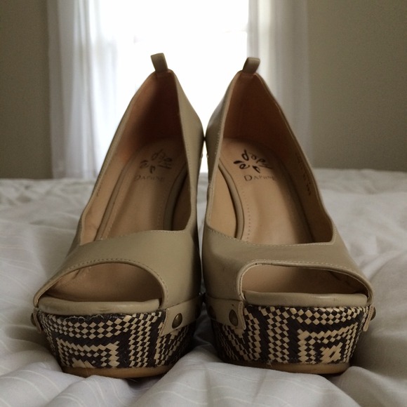 LAST CALL Tall Straw Wedges Beige & Black Pattern - Picture 2 of 3