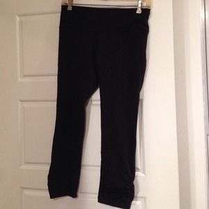 Capri black leggings with ruching detail bottom