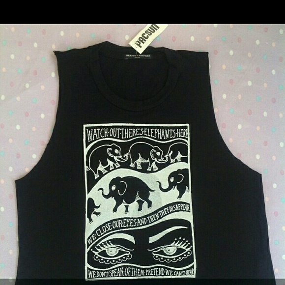 Black no sleeves shirt