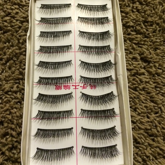 10 pairs of false lashes
