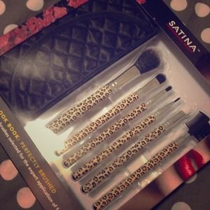Leopard makeup brushes