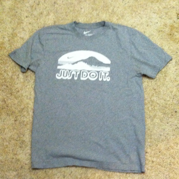 Nike shirt - Picture 1 of 2