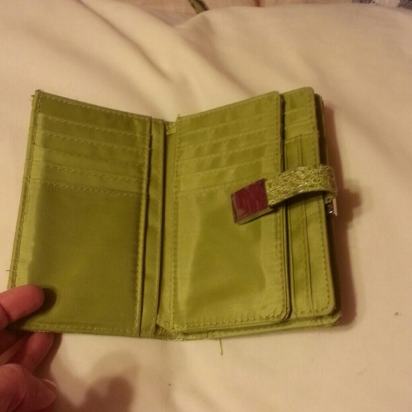 A green wallet - Picture 2 of 4