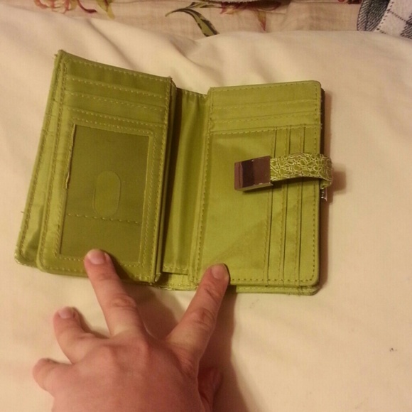 A green wallet - Picture 3 of 4