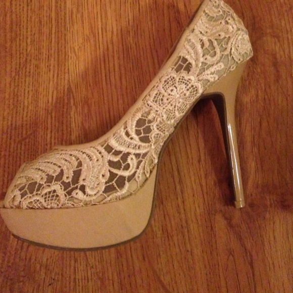 Beautiful nude lace heels - Picture 2 of 3