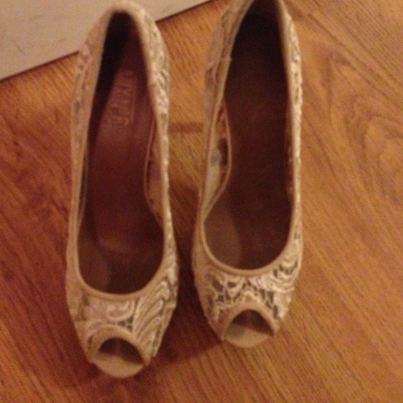 Beautiful nude lace heels - Picture 3 of 3