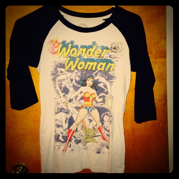 ⭐️Wonder Woman top⭐️ HP ~ 3/8/15