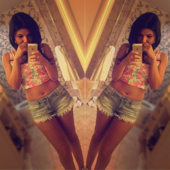 Forever 21 Denim distressed short shorts