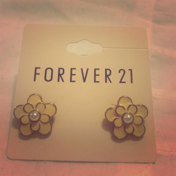 Forever 21  flower stud earrings