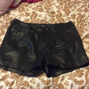 Bisou bisou leather shorts