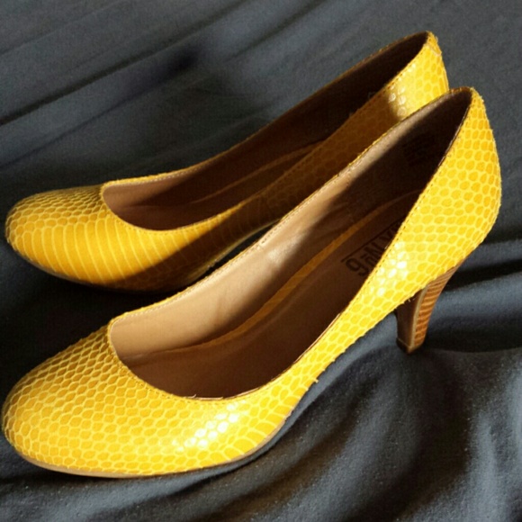 Perfect yellow pumps