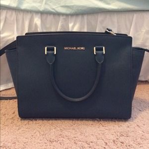 ✨Reduced✨Michael Kors Selma bag navy blue
