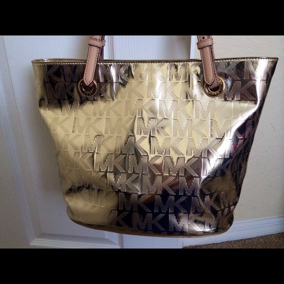 Michael Kors Jet Set Item Tote.