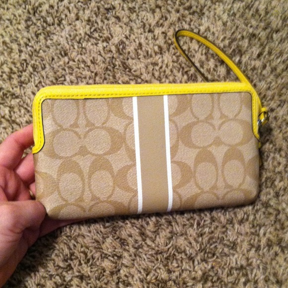 Sold on ebay Authentic coach wristlet - Picture 4 of 4
