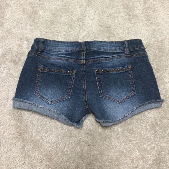 ✌️Studded distressed shorts. - Picture 2 of 3