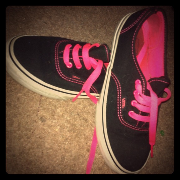 Pink and black vans 👟🎀